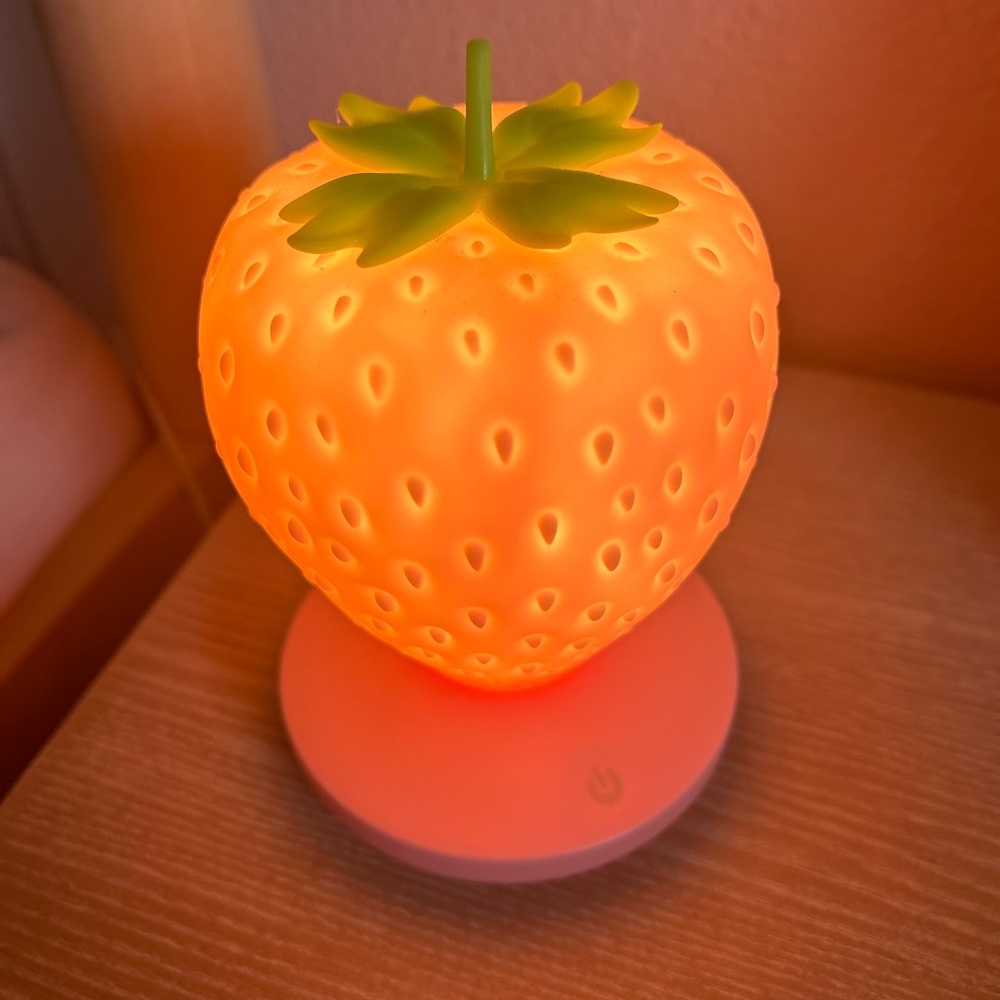 adorable strawberry lamp 🍓🎀